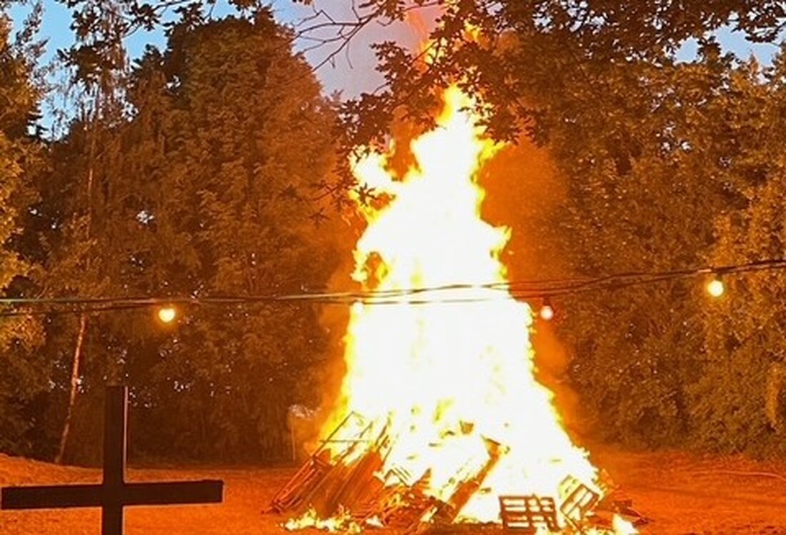 Döllnitz. Die Feuerwehr feierte ihr Johannisfeuer mit Sommernachtsfest am Spielplatz Richtung Preppach. Viele Gäste, Musik von Bayrisch Blech, Verlosung mit Maibaum und ein weithin sichtbares Feuer.