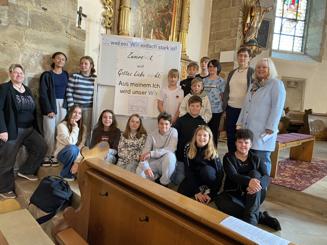 Kemnath. Mit dem Gedanken „Aus meinem Ich wird unser Wir“ startete die Staatliche Realschule Kemnath in das neue Schuljahr. Im Mittelpunkt des Schulanfangsgottesdienstes stand die Frage, was Gemeinschaft stark macht und welchen Beitrag jeder Einzelne dazu leisten kann.