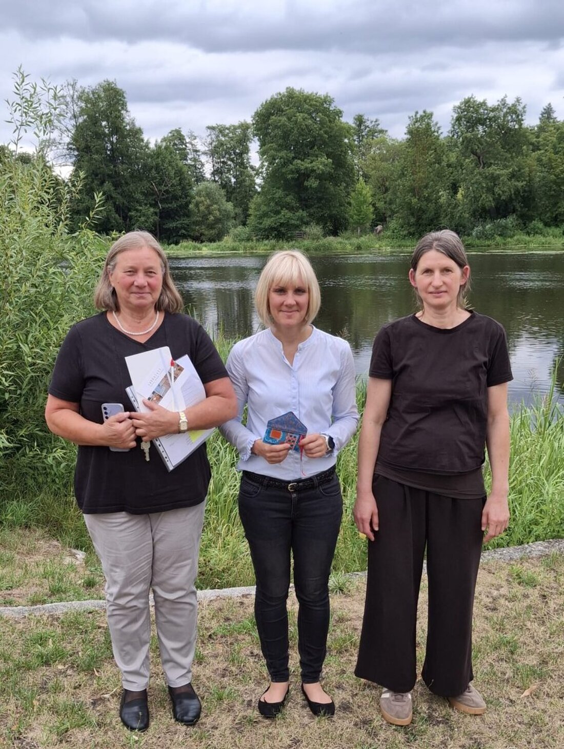 Burglengenfeld. Coach Julia Mahr spendet 500 Euro an das Frauenhaus im Landkreis Schwandorf. Mit ihrer Geburtstagsspende will sie Aufmerksamkeit schaffen und den Trägerverein stärken, der Schutz und Hilfe für Betroffene bietet.