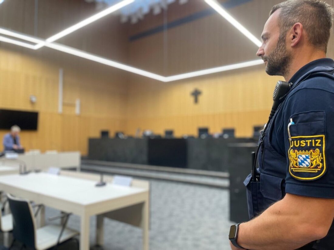Weiden. Auf ein Neues: Vor dem Landgericht Weiden wird seit Montagmorgen erneut gegen Dennis V. verhandelt, inzwischen 17 Jahre alt. Der Jugendliche aus dem Landkreis Neustadt/WN hatte 2023 im Alter von 14 Jahren einen siebenjährigen Buben ermordet. Die Tat ereignete sich in der Kinder- und Jugendpsychiatrie in Regensburg.