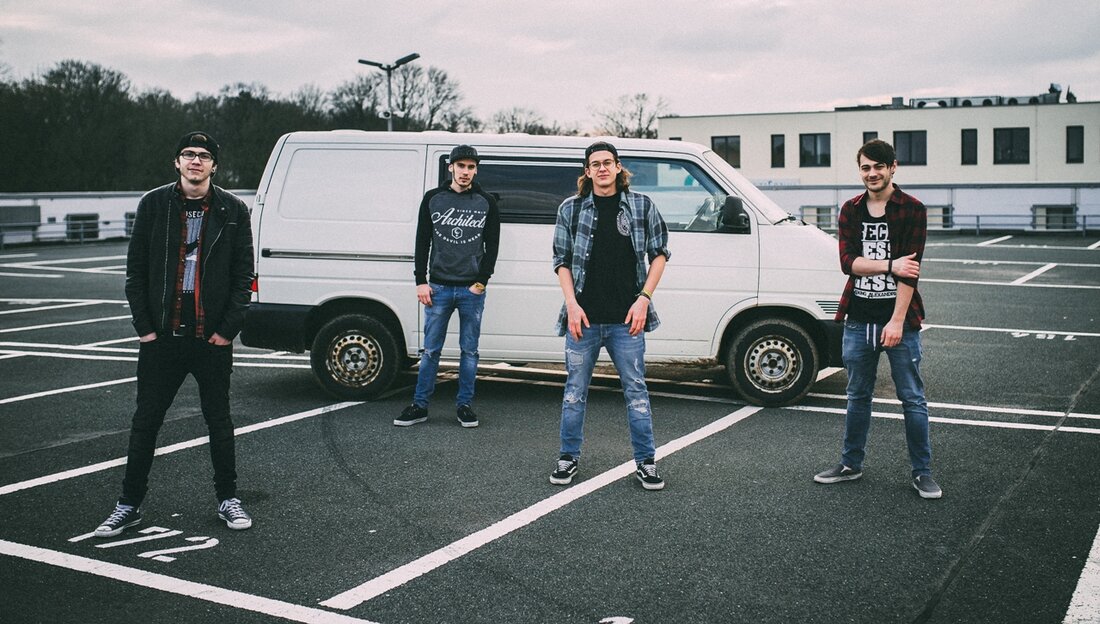 Rothenstadt. „Plug and Play“ ist das Motto der Musikinitiative Vohenstrauß, die am Freitag gleich zwei Livebands auf die Kneipenbühne des Rockmusikclubs „Salute“ bringt. Beide Bands sollen ihre Songs von der Bühne schmettern, [&hellip;]