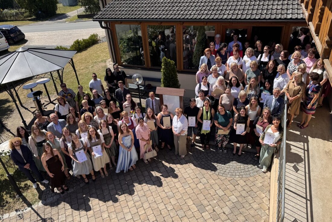 Neunburg vorm Wald. 61 Absolventinnen und Absolventen des Ausbildungsberufs Landwirt/in sind in der Stadthalle feierlich freigesprochen worden. 37 kamen aus der dualen Ausbildung, 24 bereiteten sich über das BiLa-Programm vor.