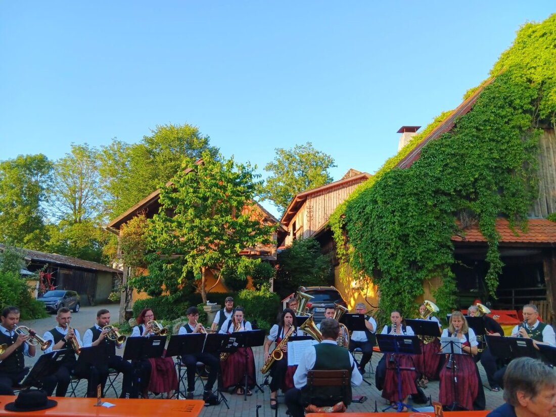 Altenstadt bei Vohenstrauß. Bei Sommerhitze feierte die Pfarrgemeinde am Johannitag das Patrozinium ihrer Simultankirche zu Ehren des heiligen Johannes des Täufers. Musik und Predigt stärkten Hoffnung und Gemeinschaft.