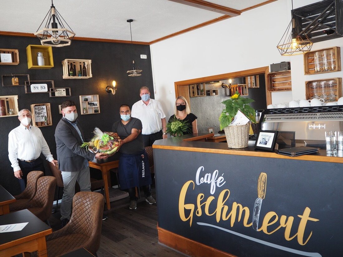 Neustadt/WN. Die Kreisstadt hat ein neues Cafe. Vor wenigen Tagen eröffnete in der Freyung 36, von Altenstadt kommend, gleich links, das Cafe Gschmiert. Von Bernhard Knauer Ali Kan, der Pächter [&hellip;]