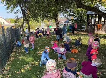 Frischer Apfelsaft für die Kita Don Bosco - Kinder, Personal und Elternbeirat machen gemeinsame Sache