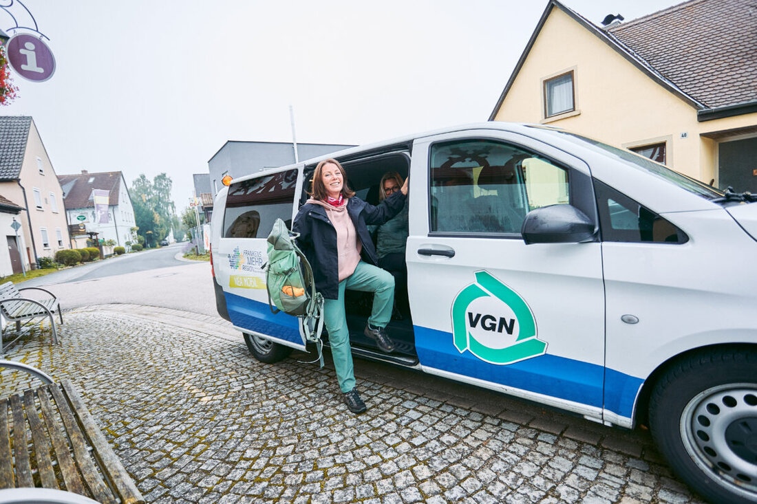 Nürnberg. Der VGN macht Rufbus, Anrufsammeltaxi und On-Demand-Verkehr per App buchbar und vereinfacht so Bedarfsfahrten. 150 Angebote in zehn Landkreisen und Städten sind integriert, 50 weitere folgen bis Jahresende.