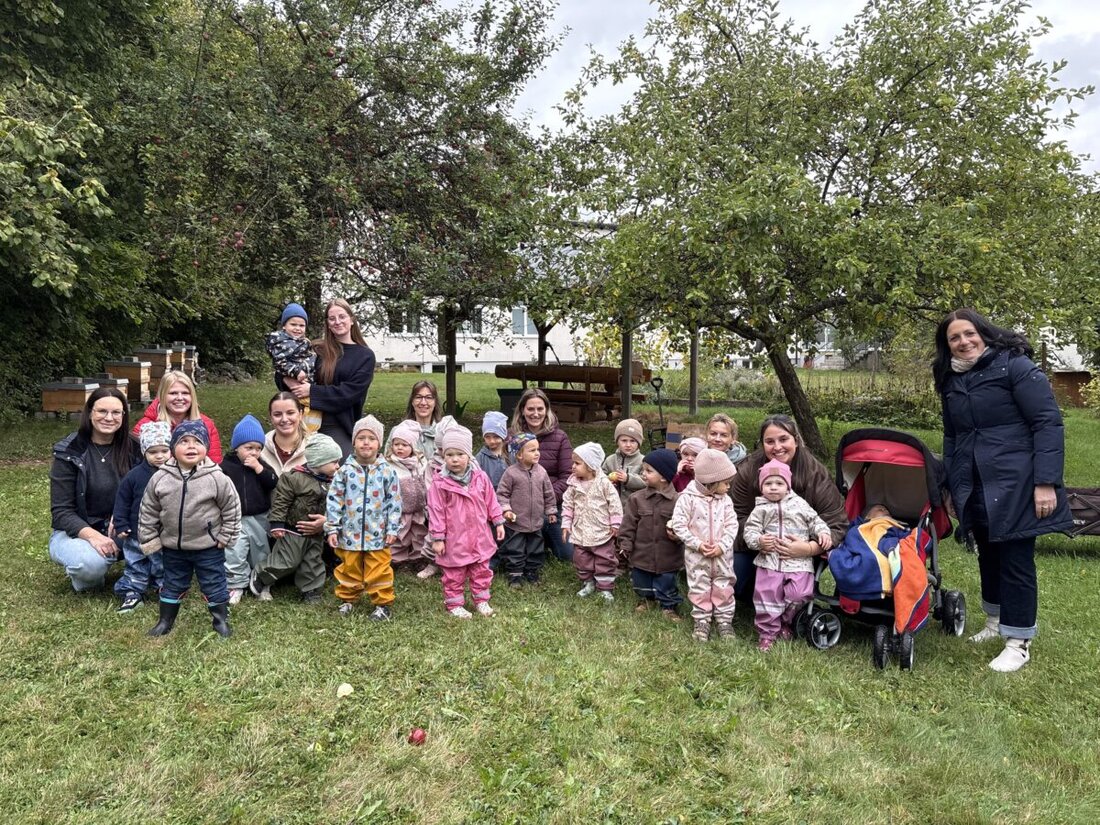 Tirschenreuth. Kinder des Kindergartens Kunterbunt haben am Dienstag im Schulgarten des Amts für Ernährung, Landwirtschaft und Forsten Tirschenreuth-Weiden Äpfel geerntet und dabei gelernt, wo Lebensmittel herkommen.