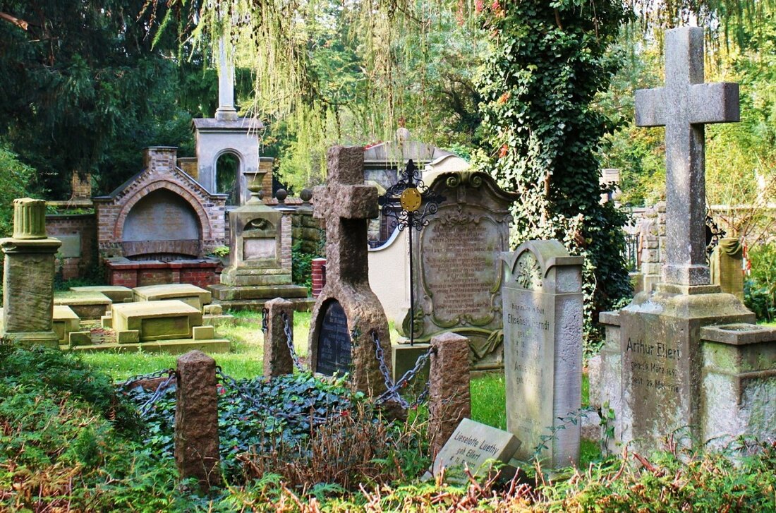 Plößberg. Offenbar ist in Plößberg ein Dieb unterwegs – und das ausgerechnet auf dem Friedhof.  Zu einem Vorfall kam es bereits vor drei Wochen. Da stellte eine Plößbergerin fest, dass [&hellip;]