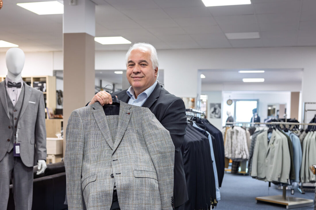 [Advertorial] Weiden. Stil muss nicht laut sein. Oft sind es gerade die unaufgeregten Kombinationen, die einen bleibenden Eindruck hinterlassen. Ein gut sitzendes Sakko, ein hochwertiger Rollkragenpullover oder eine Hose mit der richtigen Passform können mehr bewirken als jedes auffällige Trendteil.