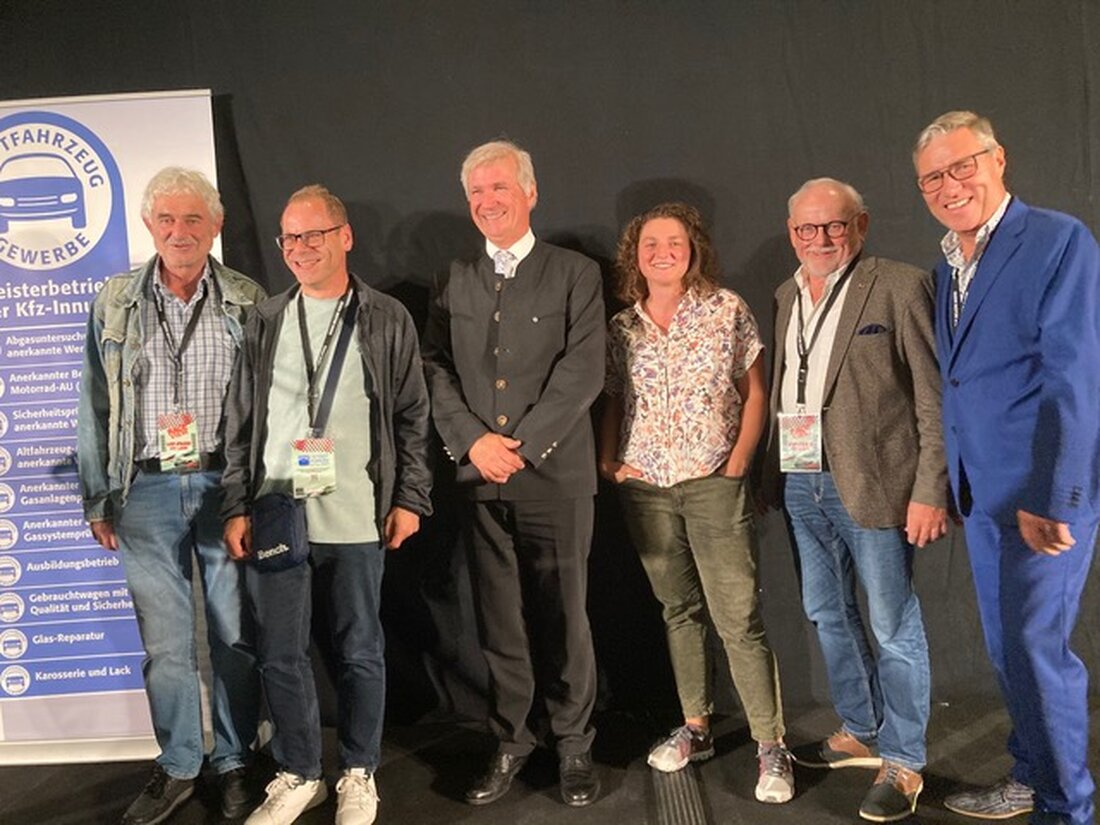 Regensburg. Die Innung des Kfz-Gewerbes Oberpfalz/Kelheim lud zum Herbstforum „Auf die Überholspur“ ins Jahnstadion, mit Fachgesprächen, rund 400 Gästen, DTM-Star Timo Scheider und Kabarettist Wolfgang Krebs.