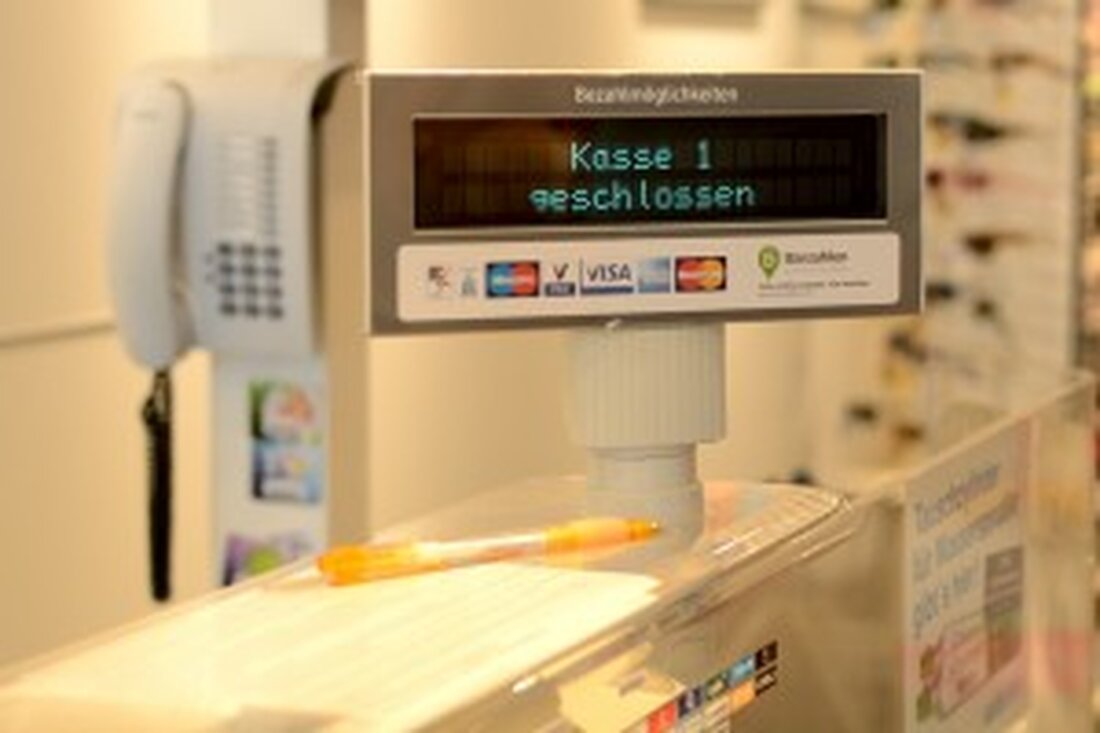 Weiden. Der Geschäftsbetrieb war im vollen Gange. Trotzdem machten sich Diebe an der Ladenkasse zu schaffen. Vermutlich arbeiteten sie im Team.  Der eine steht Schmiere, der andere räumt die Registrierkasse leer. [&hellip;]