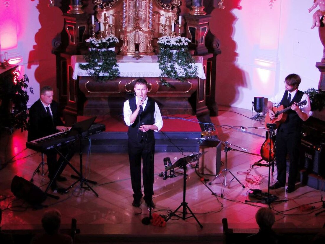 Von Hannes Gilch Christoph Baierl und seine beiden Musiker Kenneth Berger (Piano) und Dominik Herzner (Gitarre und Percussion) begeisterten das Publikum mit einer besonderen Musik-Mischung: Große Popklassiker, neue deutsche Chart-Hits [&hellip;]