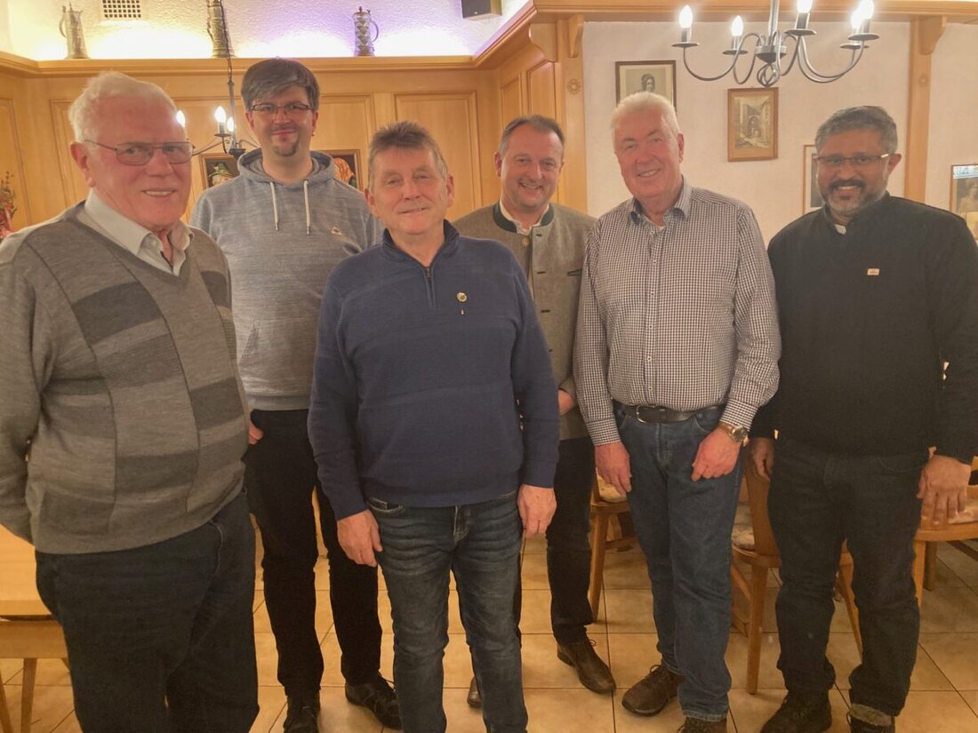 Leuchtenberg. Zur Jahresabschlussfeier des Männergesangvereins Liederkranz kamen Sänger und ihre Frauen zusammen, sangen unter Dirigenten Holger Scheufler und dankten den Helfern. Felix Schwab erhielt die Ehrennadel.