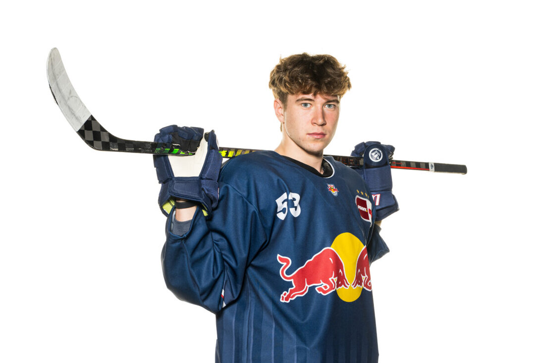 Weiden. Paul Vinzens kehrt mit einem U21-Fördervertrag zur Saison 2025/2026 zu den Blue Devils Weiden zurück und schließt sich wieder seinem Heimatverein an. Nach einer beeindruckenden Entwicklung und internationaler Erfahrung bei der RB Hockey Akademie und im Nationalteam zielt er nun auf Erfolge in der Heimat.