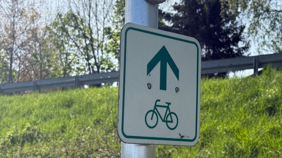 Neusorg. Schrecklicher Unfall auf dem Fichtelnaabradweg zwischen Ebnath und Neusorg: Am Samstag gegen 18.35 Uhr stürzte ein 58 Jahre alter Radfahrer von einem Fahrradweg die Böschung hinab und prallte gegen einen Baum. Er verstarb noch an der Unfallstelle. 