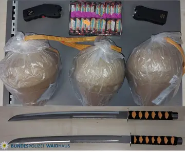 Bundespolizei sichert drei Kugelbomben und mehrere Waffen in Waidhaus