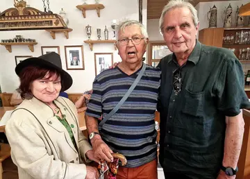 Mit einem „Hossa“ verabschiedete sich Hans Eismann immer von der Bühne, dieses Mal gab es ein „Standerl“ zum 85. Geburtstag