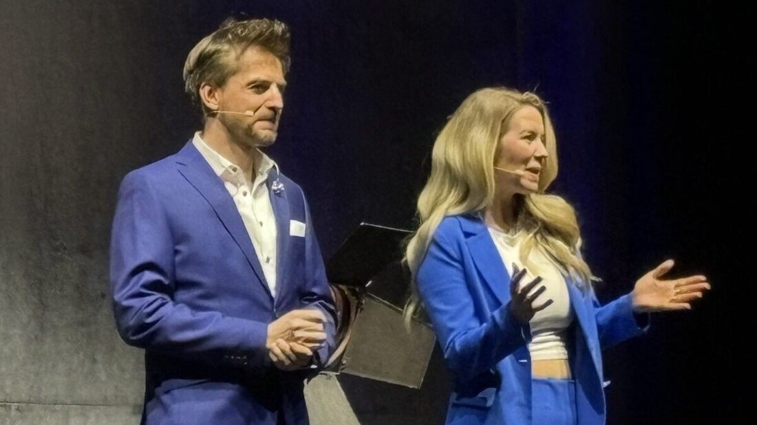 Weiden. Kontrastprogramm: Am Donnerstagabend trat Anwalt Dr. Alexander Stevens mit seiner True-Crime-Show in der Max-Reger-Halle auf. Volles Haus, viel Applaus. Am Freitagvormittag schlüpfte er am Landgericht Weiden wieder in die Robe: als Verteidiger im Champagner-Prozess.