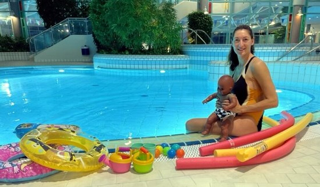 Amberg. Zum Tag des Babys am 2. Mai 2026 lädt das Kurfürstenbad zum Babyschwimmen ein. Drei Kurse für Babys von drei bis 18 Monaten stehen auf dem Plan, ohne Aufpreis. Anmeldung per E-Mail ist wegen begrenzter Plätze nötig.