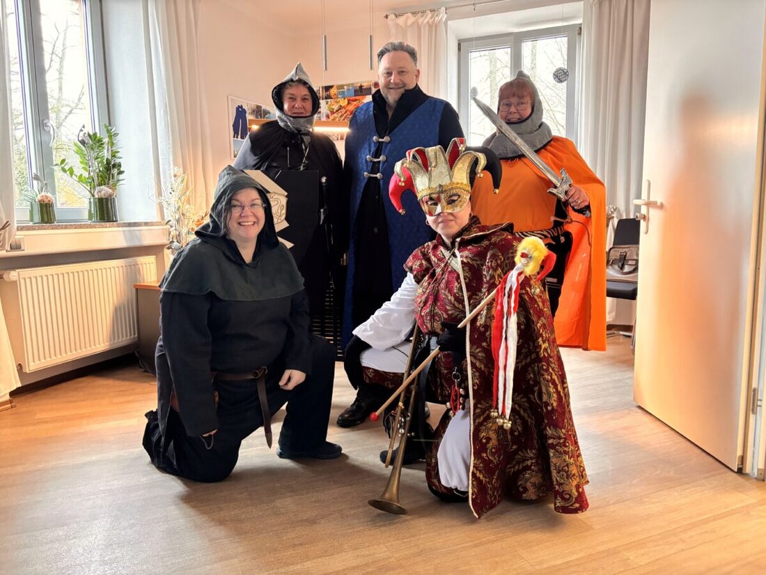 Teublitz. Beim Rathaussturm 2026 verwandeln die Narrischen Weiber den Marktplatz in eine mittelalterliche Bühne und entmachten symbolisch Bürgermeister Thomas Beer. Ein Ritterturnier, Musik und viel Humor locken zahlreiche Gäste.