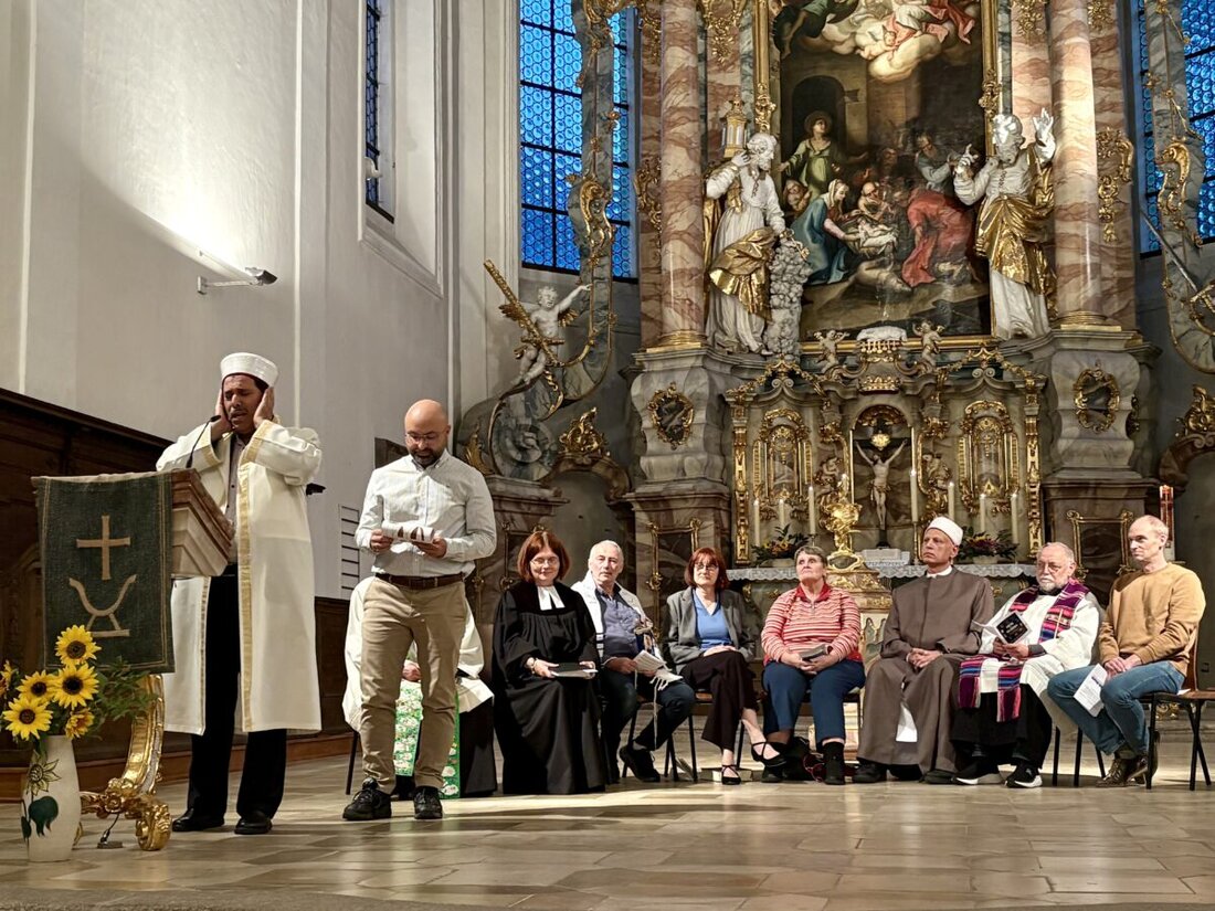 Weiden. Seit 9/11 bringt der Interreligiöse Gesprächskreis Weiden die Religionen zusammen. Muezzinruf, Kippa und Kreuz unter einem Kirchendach: Beim „Abend der Religionen“ in St. Michael begegnen sich Juden, Christen und Muslime.