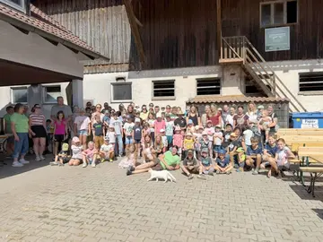 Streicheln, füttern, Bulldog fahren – Ferienabenteuer auf dem Kleberhof