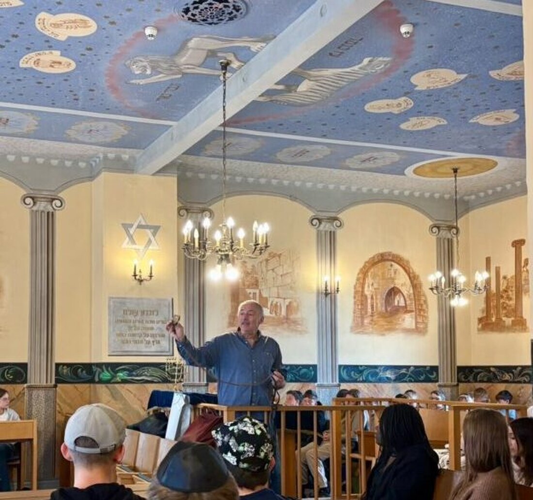 Weiden. Rund 150 Sechstklässler der Realschule Kemnath besuchten diese Woche die Stadt Weiden. Sie besichtigten die Synagoge und erkundeten Stolpersteine in der Innenstadt. Das Thema: jüdisches Leben in der Oberpfalz. 