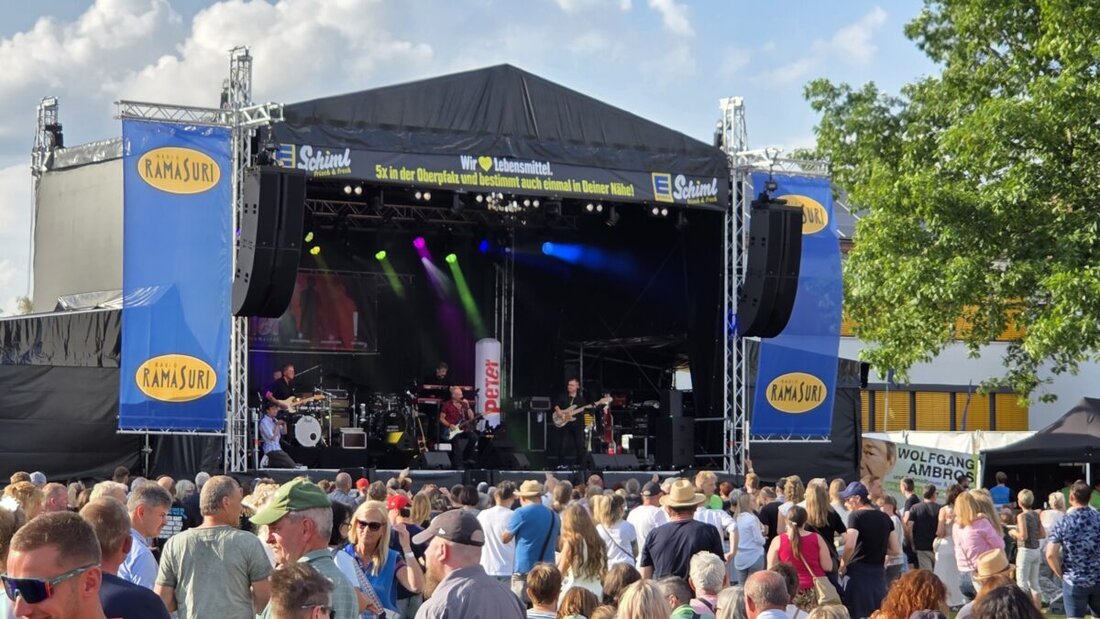 Tännesberg. Vier Bands, bekannte Hits und eine ausgelassene Stimmung: Das 19. Oberpfalzfestival hat das Sportgelände in Tännesberg am Samstagabend in eine große Open-Air-Bühne verwandelt. Mehr als 3.000 Besucher feierten bei bestem Wetter bis kurz vor Mitternacht.