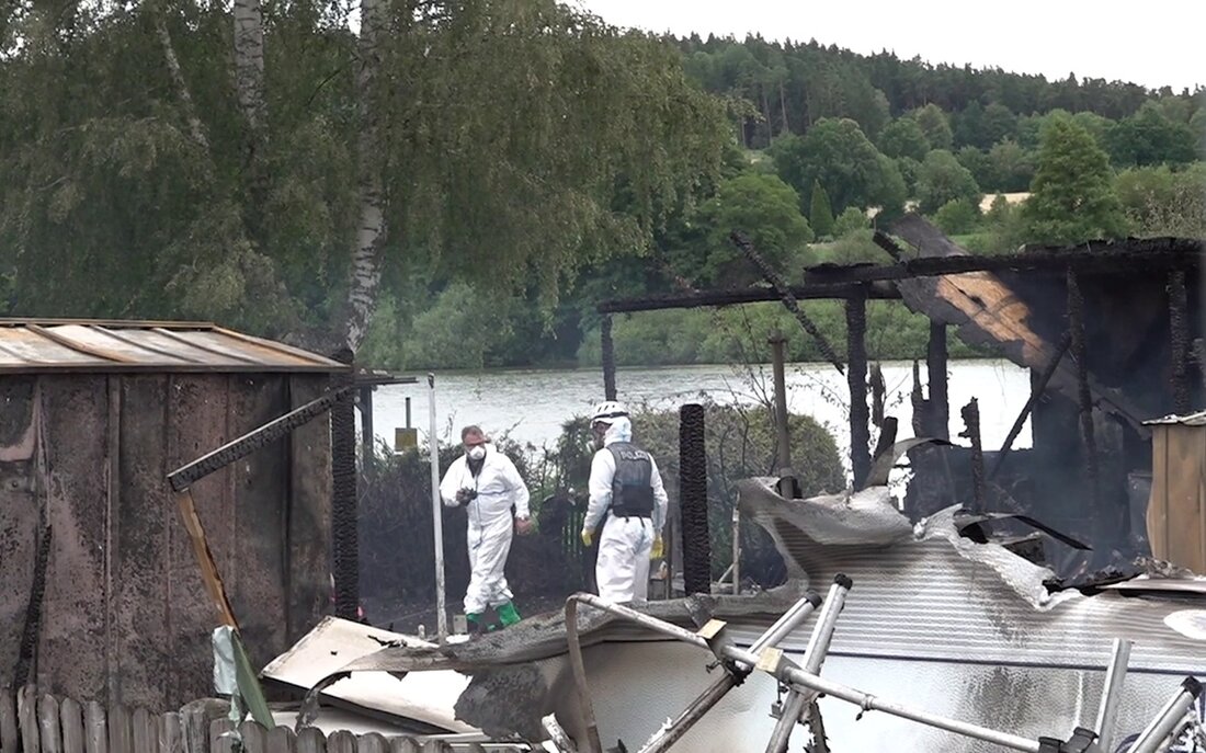 Eschenbach/Weiden. Nach dem Leichenfund in einem ausgebrannten Wohnwagen auf einem Campingplatz in Eschenbach hat die Staatsanwaltschaft die Obduktion angeordnet. Die Identität des Toten soll zweifelsfrei damit geklärt werden. Zugleich sucht die Kripo weiterhin nach der Brandursache.