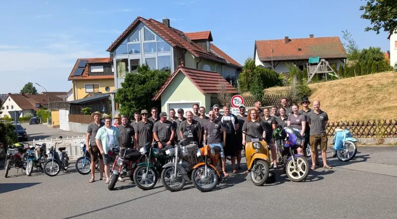 Endlich Jugendlich: Mofa- und Mopedfreunde feiern ihr Jubiläum mit großem Straßenfest