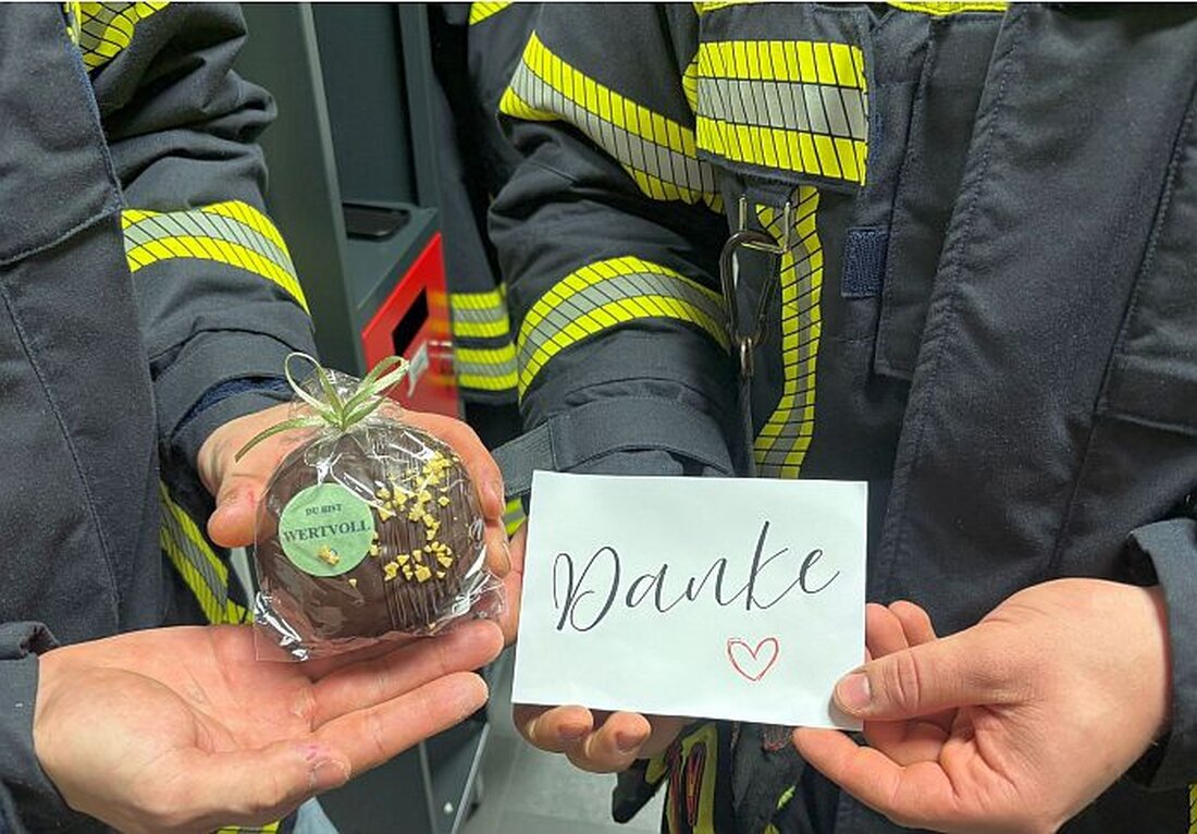 Regensburg. Die CAJ der Diözese würdigt an Weihnachten Menschen im Dienst: Pflege, Rettung, Feuerwehr und Kliniken. 13 Ehrenamtliche überreichten 515 Lebkuchen und Karten als dankbares Zeichen.