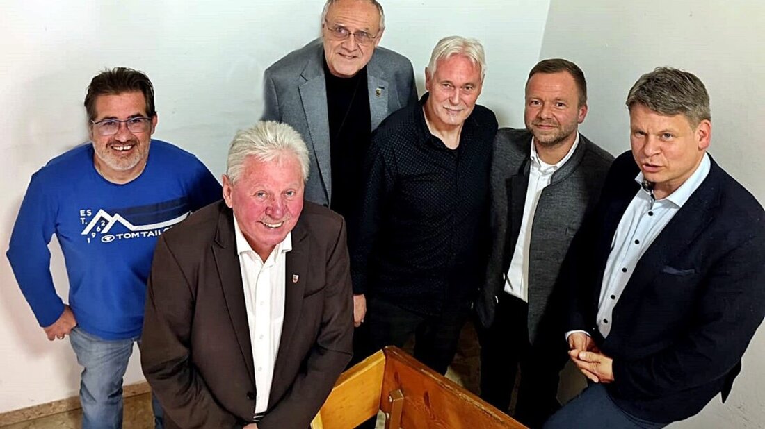 Weiden. Der FC Weiden-Ost präsentierte eine positive Bilanz, Neuwahlen entfielen. Über 700 Mitglieder, 20 Teams und rund 300 Kinder zeigen die Breite. Der Kunstrasenbau startet in Kürze.