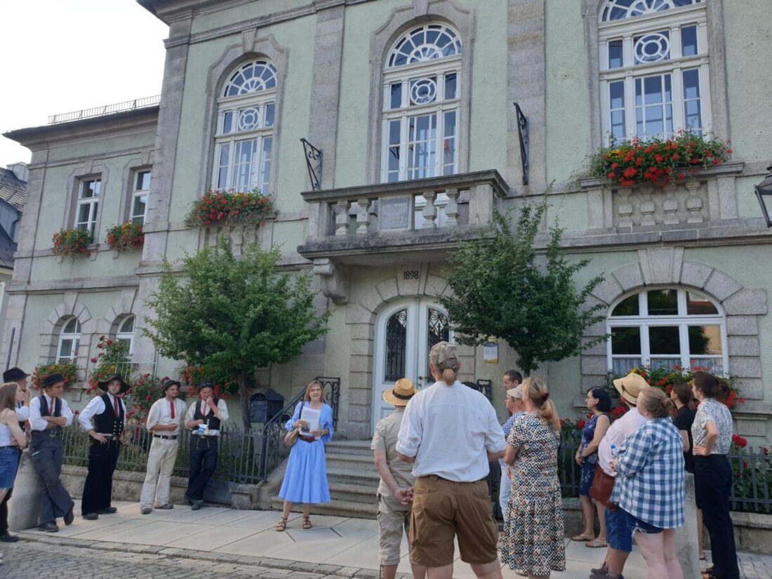 Bärnau. Das Juwel im Oberpfälzer Wald lüftet bei Stadtführungen zum Monatsende seine Geheimnisse – von Kaiser Karl IV, der 52 Mal kam, bis zum Knopfmuseum. Nächster Termin: Sonntag, 6. September, 14 Uhr. Treffpunkt Bärenbrunnen.