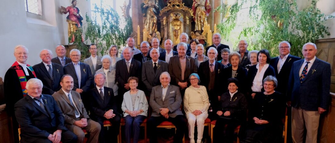 Floß. Die evangelische Kirchengemeinde St. Johannes Baptista hat am Pfingstmontag ihre Jubelkonfirmation gefeiert. Im Gottesdienst mit Chor und Bläsern ehrte Pfarrer Wilfried Römischer 35 Jubilare und spendete den Segen.