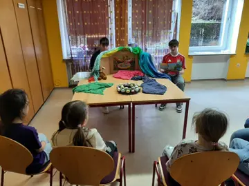 Achtklässler begeistern Grundschulkinder mit Osterprojekt in Erbendorf