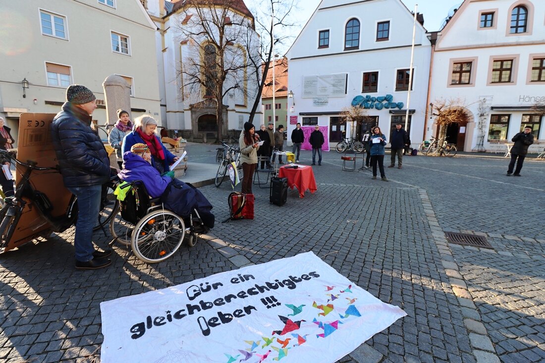 Weiden. Um zu wissen, welche Probleme Frauen und queere Menschen in Deutschland und der Welt haben, braucht man nicht weit zu reisen. Es genügte, am Internationalen Frauentag auf den Oberen Markt von Weiden zu kommen. Dort erzählten viele von ihren Problemen. Eins ist sicher: Rosen genügen ihnen nicht.