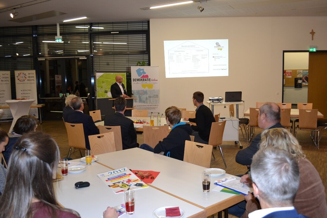 Kemnath. Es war ein kleiner, aber feiner und sehr illustrer Kreis, der sich kürzlich zur Demokratiekonferenz des Landkreises Tirschenreuth in der Kemnather Mehrzweckhalle traf. Dabei ging es um das Gelingen [&hellip;]