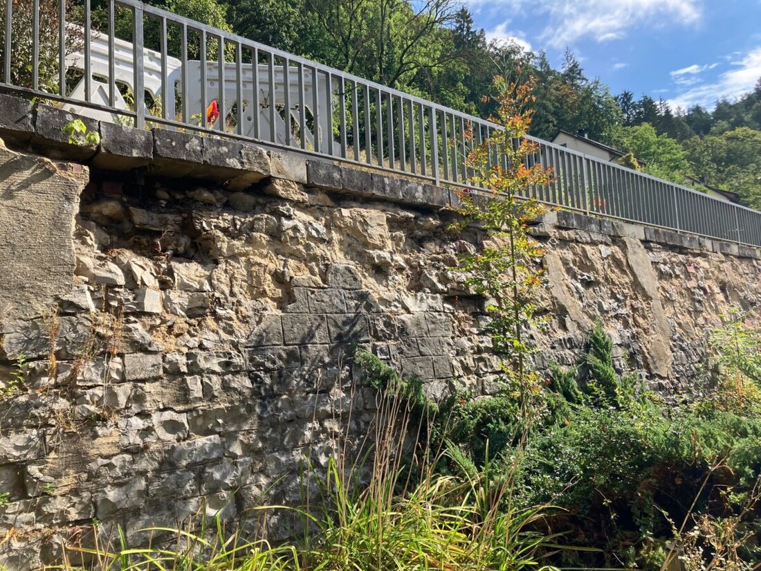 Weigendorf. An der Kreisstraße AS 38 in Oed wird die marode Stützmauer mit einer vorgesetzten Spritzbetonschale erneuert. Geplant ist 2027 bei Kosten von rund 650.000 Euro, der Verkehr läuft meist einspurig weiter.