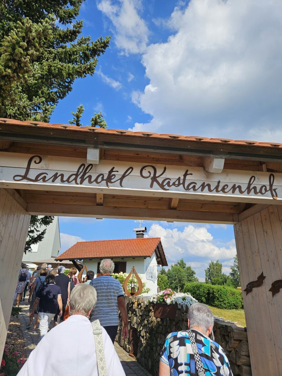 Vohenstrauß. Die Senioren 60+ der Pfarreiengemeinschaft Vohenstrauß-Tännesberg besuchten die historische Reitschule im tschechischen Světce und erlebten Geschichte zum Anfassen. Den Abschluss bildete eine Brotzeit im Kastanienhof.