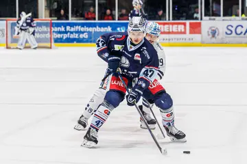 Mittelstürmer Niklas Postel verstärkt Blue Devils Weiden