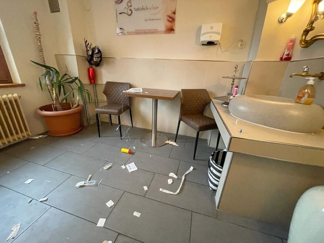 Weiden. Im Champagner-Prozess berichtet am Donnerstag ein Arzt des Klinikums Weiden vom Kampf um das Leben der Vergifteten. Gänsehaut auch bei der Aussage des ursprünglichen Käufers der Flasche: Corona hatte verhindert, dass sie an seinem runden Geburtstag zum Ausschank kam.   