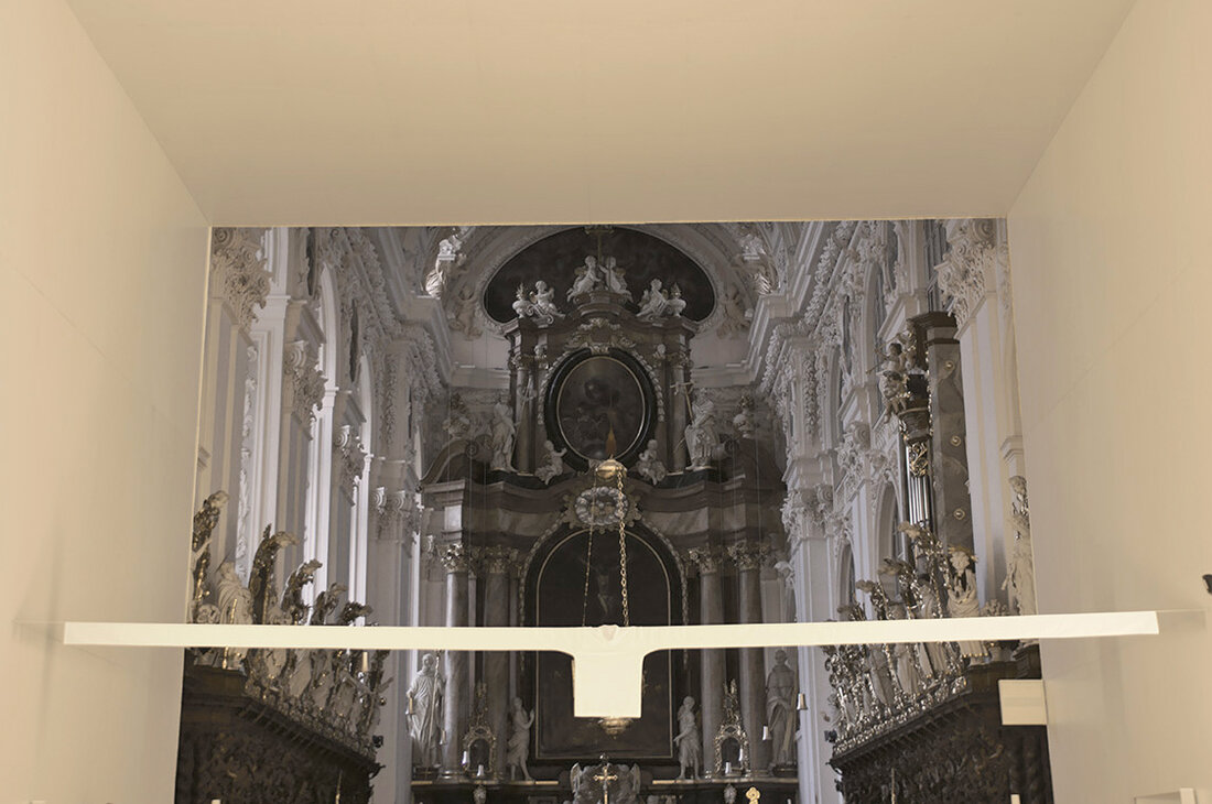 Waldsassen. Seit Kurzem hängt inmitten der Basilika Waldsassen ein weißes T-Shirt, an dem rechts und links überlange Ärmel angehängt sind. „Diesseits“ nennt sich diese Installation des Künstlers Raoul Kaufer, ein rein [&hellip;]