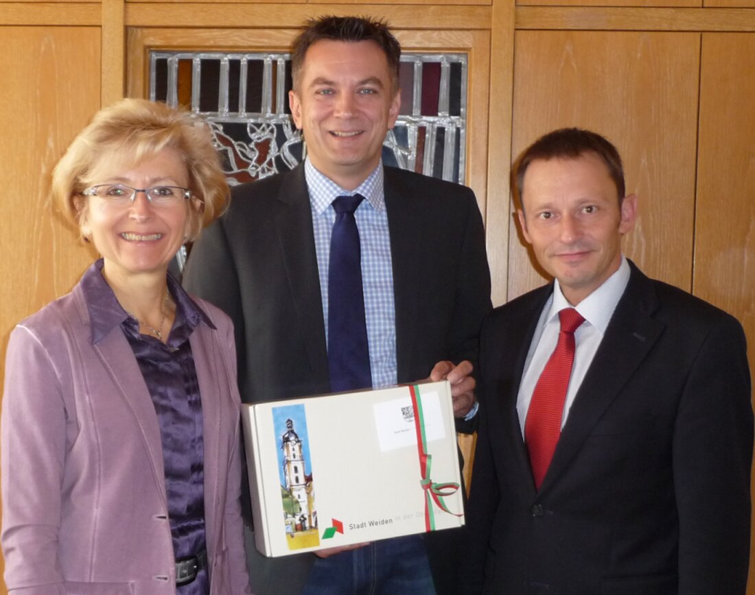 Weiden. Am Freitag hieß Bürgermeister Jens Meyer  die neue Leiterin der FOS/BOS, Oberstudienrätin Gabriele Dill und ihren Stellvertreter Jürgen Gleixner in seinem Amtszimmer herzlich willkommen. Bürgermeister Jens Meyer freut sich auf das [&hellip;]
