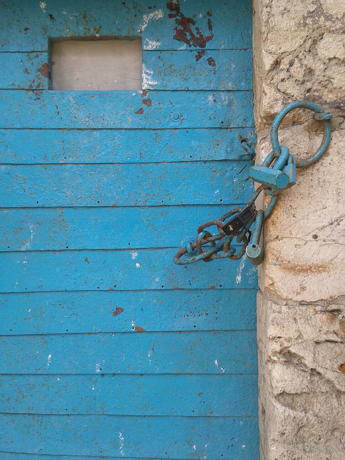 Weiden. Ein ehemaliger Weidener ist offensichtlich verantwortlich für mindestens zwei Kelleraufbrüche in Weiden. Auch das Diebesgut wurde bei ihm gefunden.  Zwischen Mitte April und Mitte Mai 2015 brach der Mann [&hellip;]