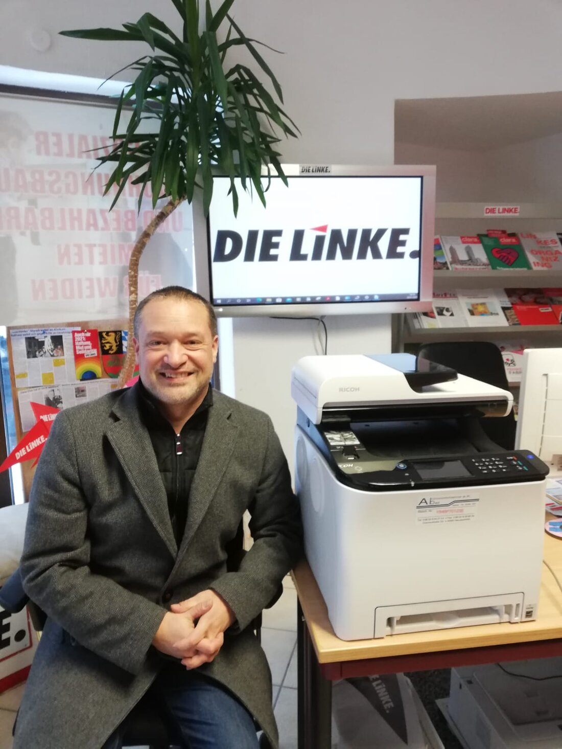 Weiden. Ali Daniel Zant von Die Linken will den Weidener Schülerinnen und Schülern beim Homeschooling unter die Arme greifen. Dafür bietet er allen Schülern an, im Bürgerbüro in der Braunmühlstraße [&hellip;]