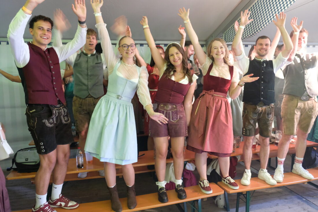Speinshart. Mit spitzer Zunge und Musik startete die „Spoinsater Kirwa“. Beim urigen Derblecken bekam das Dorf satirisch den Spiegel vorgehalten, bevor die Coverband highline am Abend die Partynacht entfachte.
