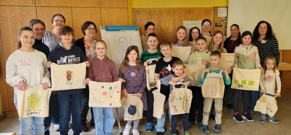 Mantel. Am Sonntag, 15. März 2026, feierten Kinder aus Mantel und Neunkirchen den Weltgebetstag der Kinder. Sie entdeckten Nigeria als Land der Gegensätze und bastelten Taschen, bevor Segen und Lied den Abschluss bildeten.