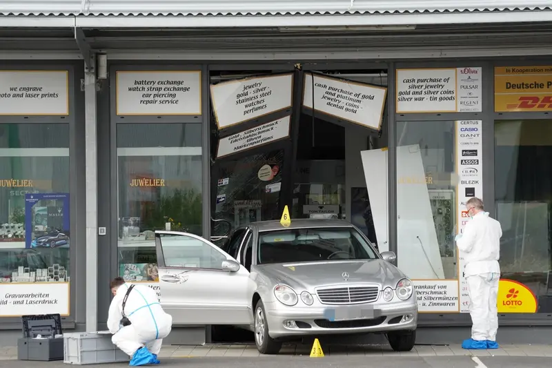 Überfall auf Juwelier in Pressath mit Auto durchs Schaufenster