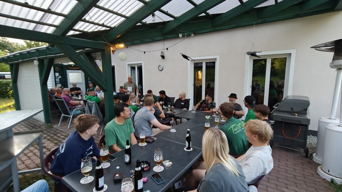 Pechbrunn. Bei der Jahreshauptversammlung des SV Pechbrunn zog Vorsitzender Raimund Zeitler Bilanz, die Wahlen bestätigten das Team. Co-Trainer Günter Geiler wird mit einem Spiel des SSV Jahn in Regensburg überrascht.