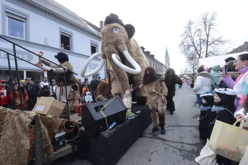 Bunter Faschingszug in Pleystein mit 54 Gruppen, darunter auch ein Mammut